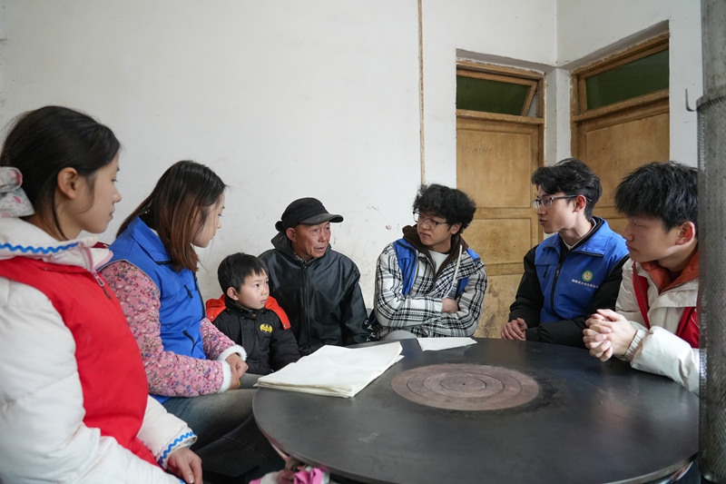 2026年1月26日,貴州省畢節市納雍縣張家灣鎮普灑社區,大學志愿者在和殊群眾談心。 楊英 攝.jpg