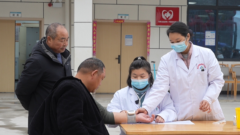 為院民體檢(蘇暢莉 攝).jpg