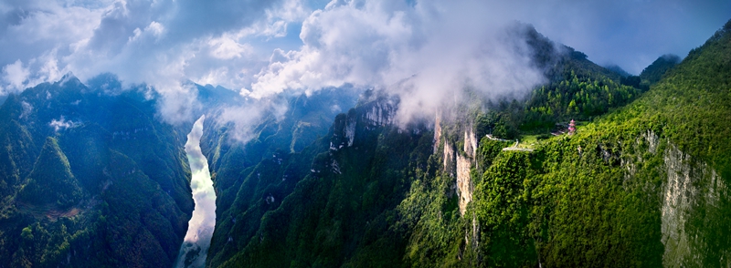 詩畫沿河 長歌向前磅礴烏江，劈開武陵天險，在這里揮灑出最雄渾的筆觸——銅仁市沿河自治縣，烏江流經貴州省的最后一個縣，自古便有“黔東北門戶、烏江要津”之稱。詩畫江城，壯美沿河，眾多旅游文化資源和特色物產在此交融共生，共同釋放出“畫廊烏江·山歌沿河”的奇特魅力。