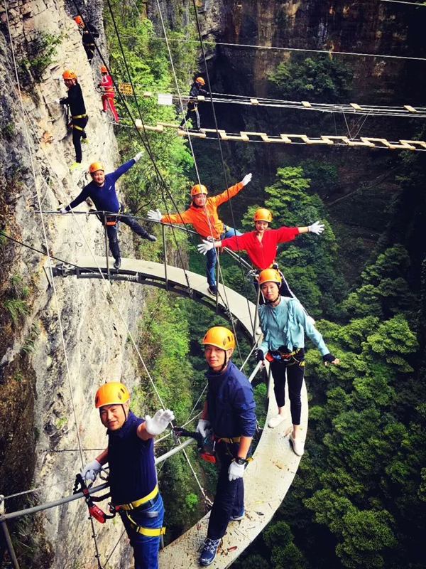 圖為：巖壁行走