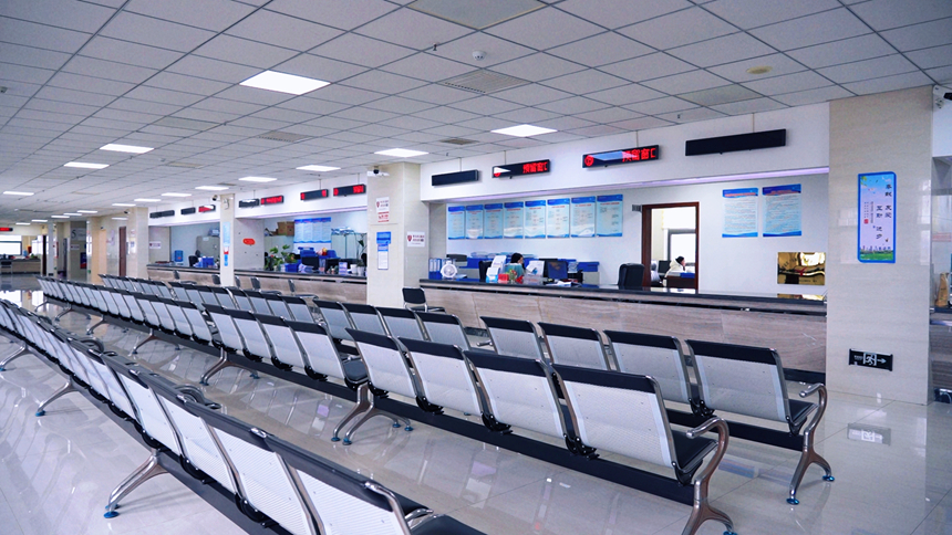 政務大廳辦事窗口寬敞明亮。