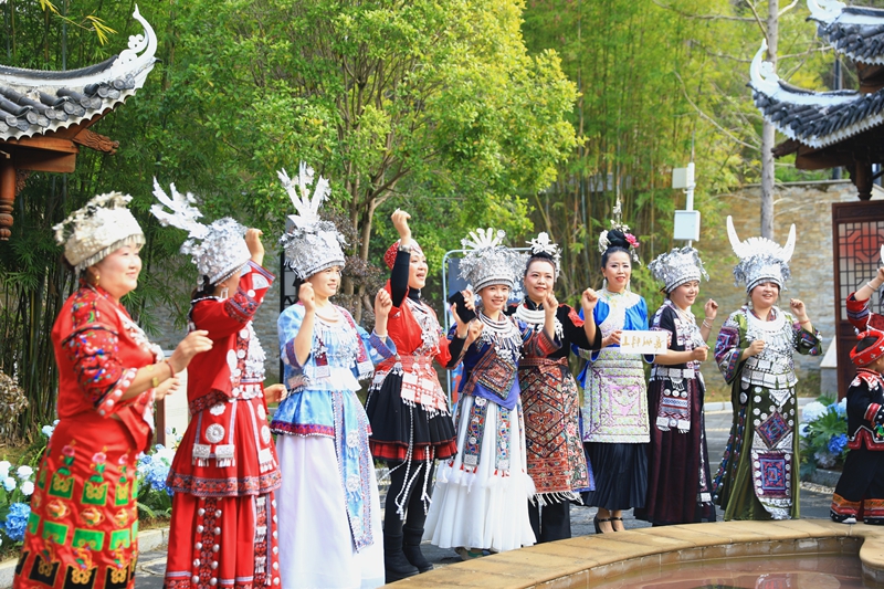貴州村T演員在劍河仰阿莎溫泉小鎮(zhèn)園林泡池走秀。楊潔茹 攝 (3)