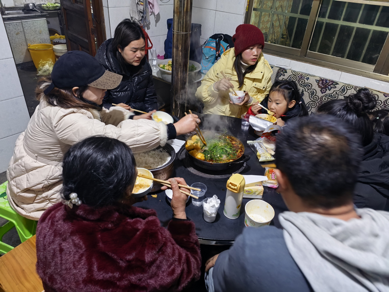 1月21日晚，被困游客在當地農戶家中吃火鍋。