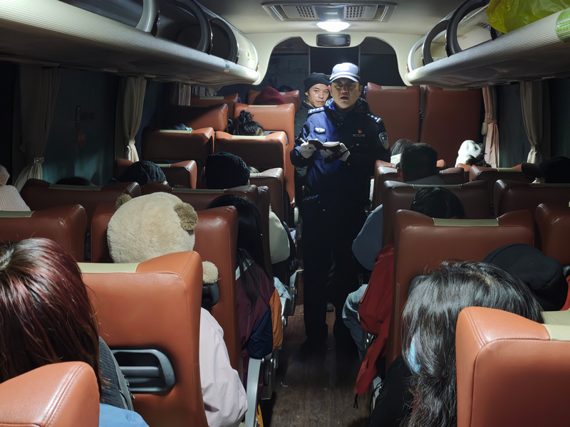 1月21日晚,救援人員清點被困游客人數。