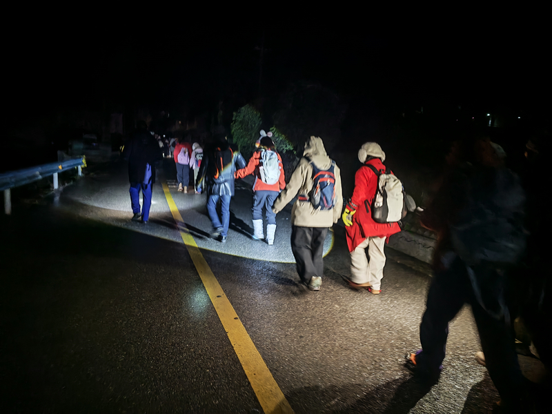 1月21日晚,救援人員組織被困游客離開凝凍路段。