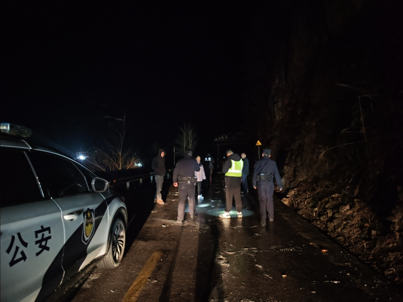 1月21日晚,救援人員組織被困游客離開凝凍路段。