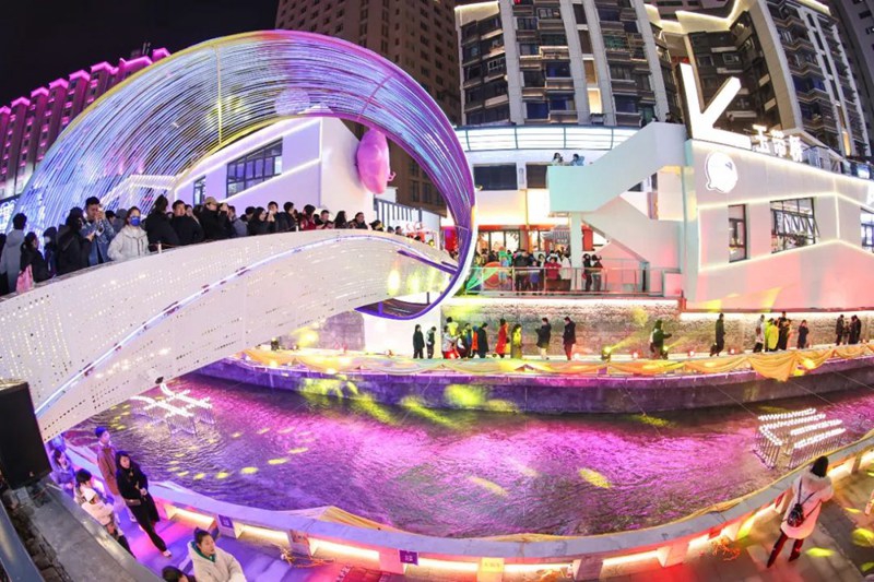 5 貴陽貫城河畔游人如織。郭然 攝.jpg