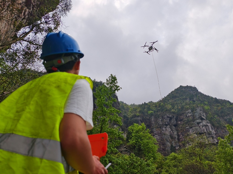 1 圖為采用重型設備吊運材料.jpg