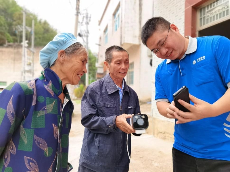 3 圖為村民們直觀感受到信息技術帶來的生活便捷。.jpg