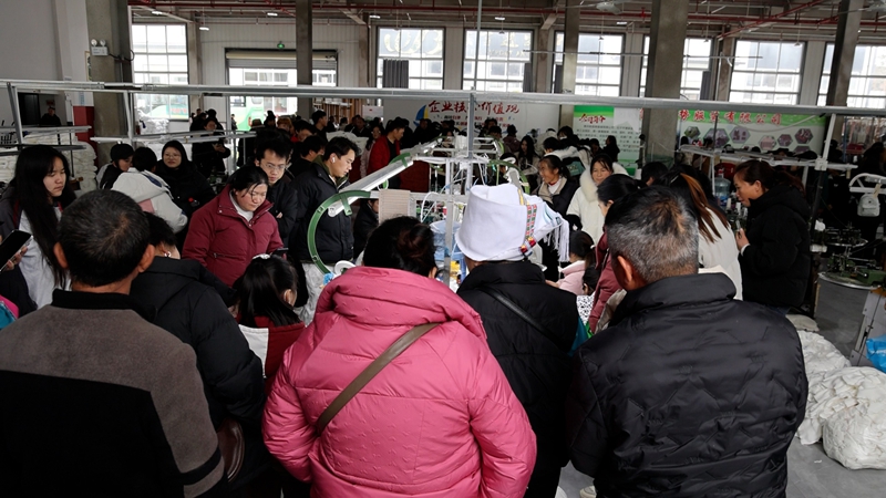 群眾參觀輕紡工廠車間工作情況.jpg