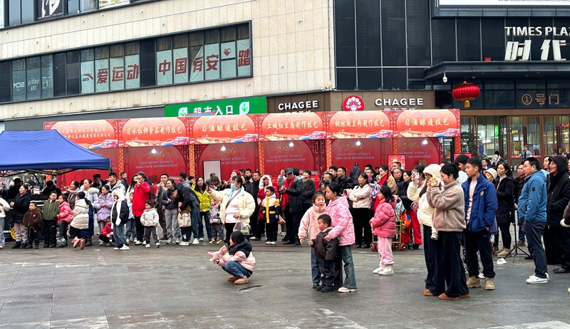1、希望城時(shí)代廣場(chǎng)人氣高漲,年貨節(jié)熱鬧開(kāi)市。羅金 攝.jpg