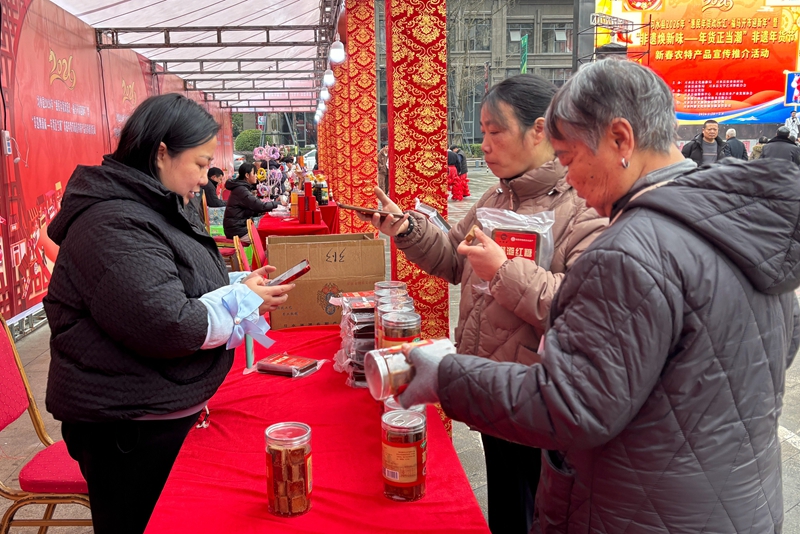 3、市民駐足選購(gòu)特色年貨,感受新春熱鬧氣息。羅金 攝.jpg