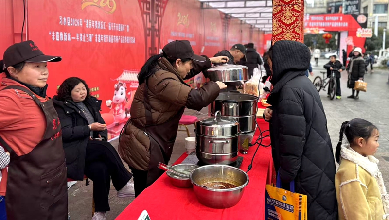 6、鄉(xiāng)土美食現(xiàn)場(chǎng)制作,熱氣騰騰年味十足。羅金 攝.jpg