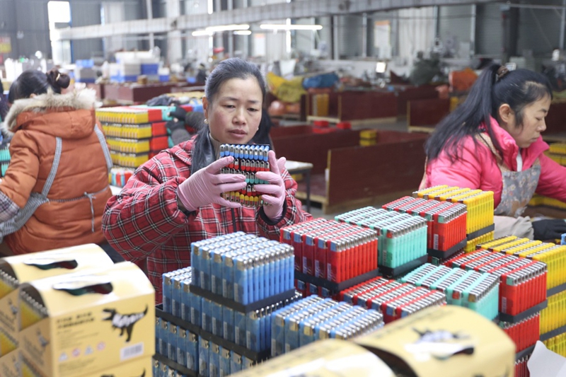 6.工人們正忙著對成品打火機進行分揀、裝箱。（唐鵬 攝）