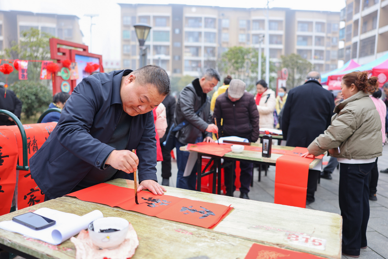 2026年1月28日，貴州省銅仁市玉屏侗族自治縣平溪街道康華社區(qū)，書法志愿者給群眾義務(wù)寫春聯(lián)。 