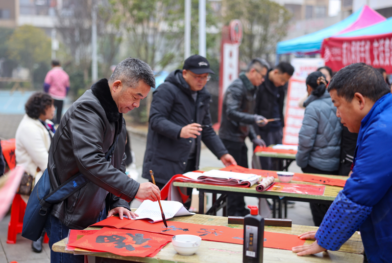2026年1月28日，貴州省銅仁市玉屏侗族自治縣平溪街道康華社區(qū)，書法志愿者給群眾義務寫春聯(lián)。 