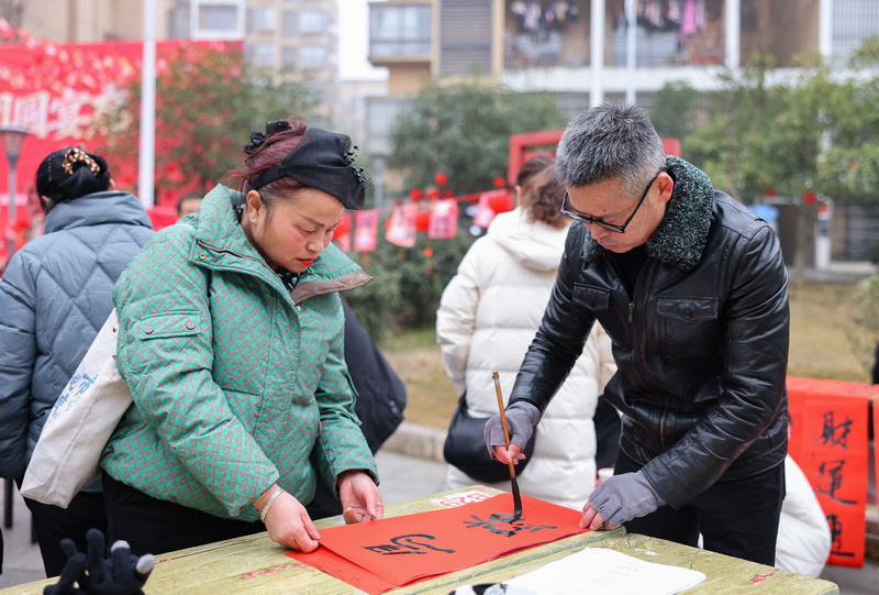 2026年1月28日，貴州省銅仁市玉屏侗族自治縣平溪街道康華社區，書法志愿者給群眾義務寫春聯。 