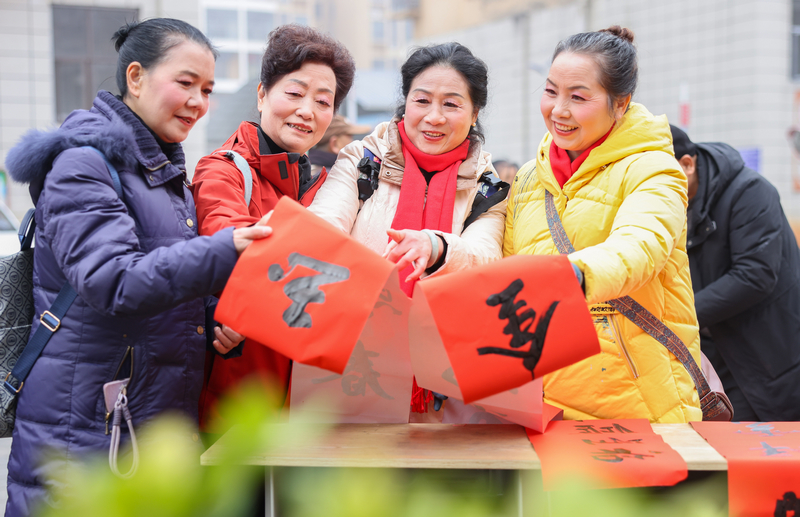 2026年1月28日，貴州省銅仁市玉屏侗族自治縣平溪街道康華社區，群眾在領取春聯。