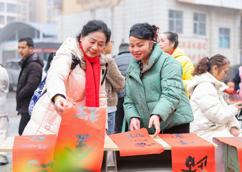 2026年1月28日，貴州省銅仁市玉屏侗族自治縣平溪街道康華社區(qū)，群眾在領(lǐng)取春聯(lián)。