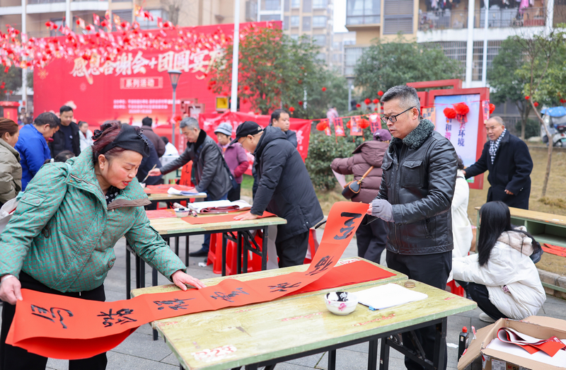 2026年1月28日，貴州省銅仁市玉屏侗族自治縣平溪街道康華社區，書法志愿者給群眾義務寫春聯。