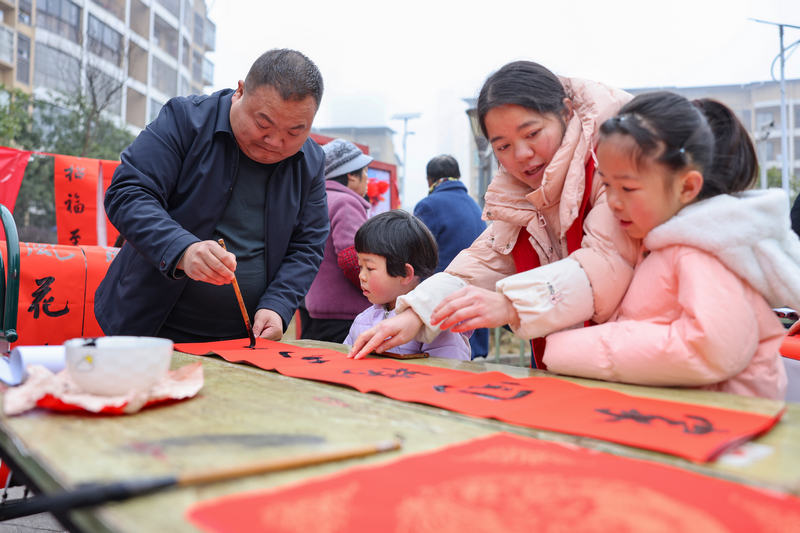 2026年1月28日，貴州省銅仁市玉屏侗族自治縣平溪街道康華社區，書法志愿者給群眾義務寫春聯。 