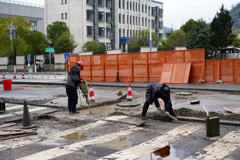 沖廣坪菜市場門前與邵陽路排污管鋪設。