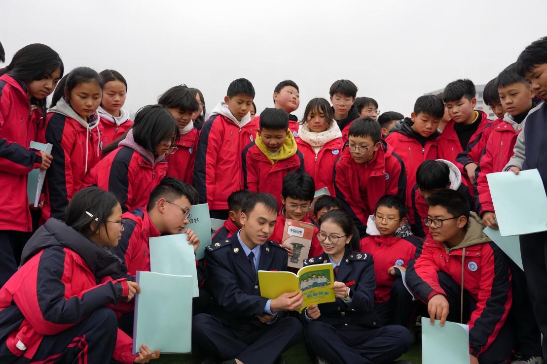 稅務干部為同學們講解普法讀本。李琪攝