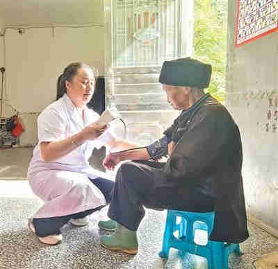 柏華麗(左)上門給老人量血壓。本報記者 蘇濱攝