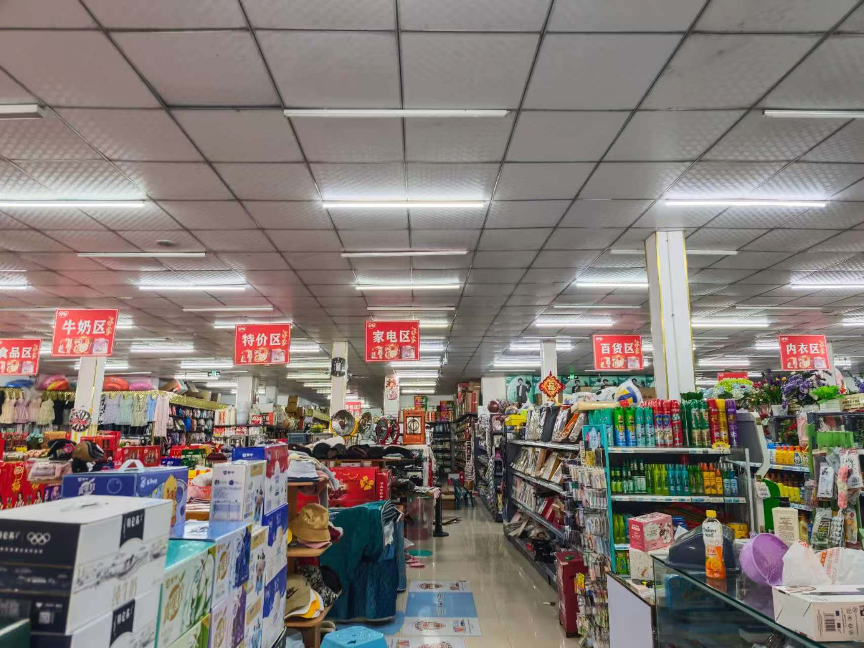 金美購物中心貨品滿滿。楊菁馳 攝