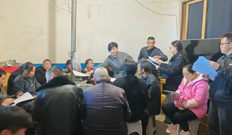 近年來，桐梓縣婁山關街道以黨建為統領，聚焦社區工作者隊伍“沉下身、留得住、干出彩”目標，構建起系統完備的“選育管用勵”制度體系，推動隊伍建設從“規模覆蓋”向“能力提升”轉變，從“外部管理”向“內在認同”跨越，為基層治理現代化注入強勁動力。