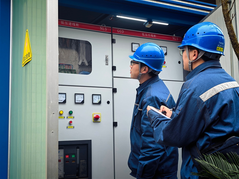 工作人員對(duì)用電設(shè)備進(jìn)行安全檢查，確保用電穩(wěn)定可靠。