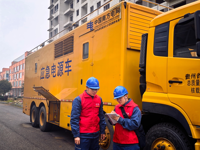 青年突擊隊(duì)工作人員現(xiàn)場記錄用電負(fù)荷，及時(shí)監(jiān)測(cè)用電量。