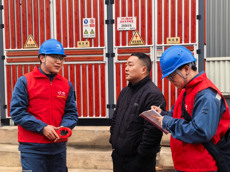 青年突擊隊(duì)工作人員現(xiàn)場詢問客戶用電需求。