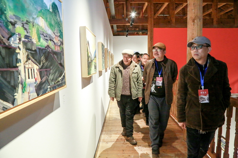 1月27日，參加貴州省藝術(shù)院校聯(lián)盟大會(huì)的代表在播州區(qū)烏江寨參觀寨上風(fēng)華--貴州省藝術(shù)院校聯(lián)盟師生寫生作品展（李仁軍 攝） (4).JPG