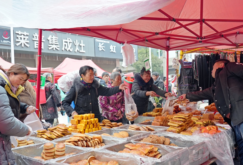 2026年1月28日,貴州省畢節市納雍縣樂治街上,消費者在選購糕點。楊英攝