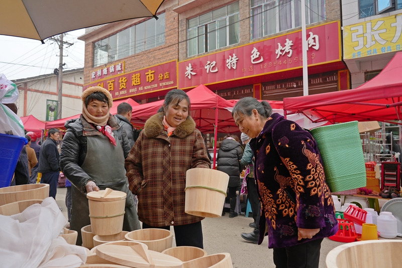 2026年1月28日，貴州省畢節(jié)市納雍縣樂(lè)治街上，消費(fèi)者在購(gòu)買(mǎi)甑子。楊英攝