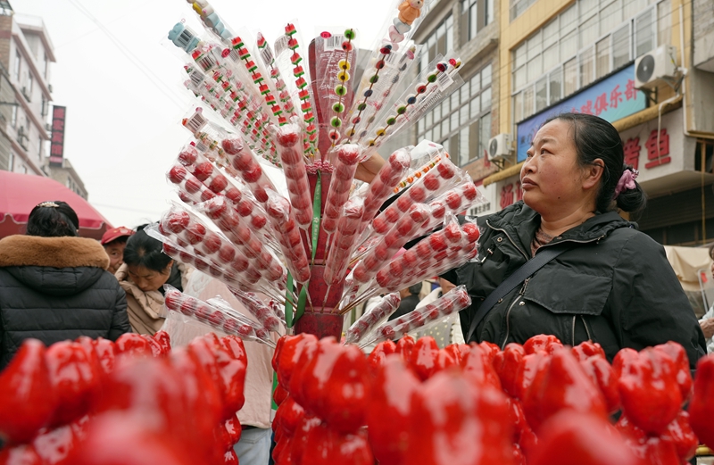 2026年1月28日，貴州省畢節(jié)市納雍縣樂治街上，一商家在賣糖葫蘆。楊英攝