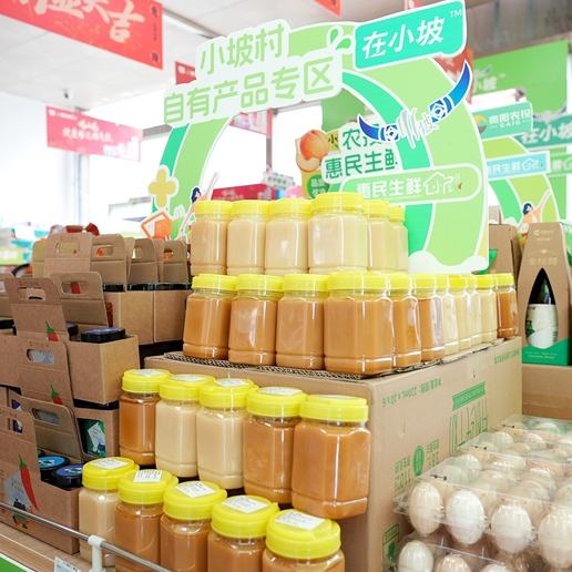 在貴州華錦鋁業有限公司食堂內的惠民生鮮超市里，剛結束用餐的職工們扎堆選購，熱鬧有序的場景，既印證著這家“升級改造”廠區超市的超高人氣，更鮮活地展現了清鎮市王莊鄉“服務二產帶一產促三產”的融合發展成效。