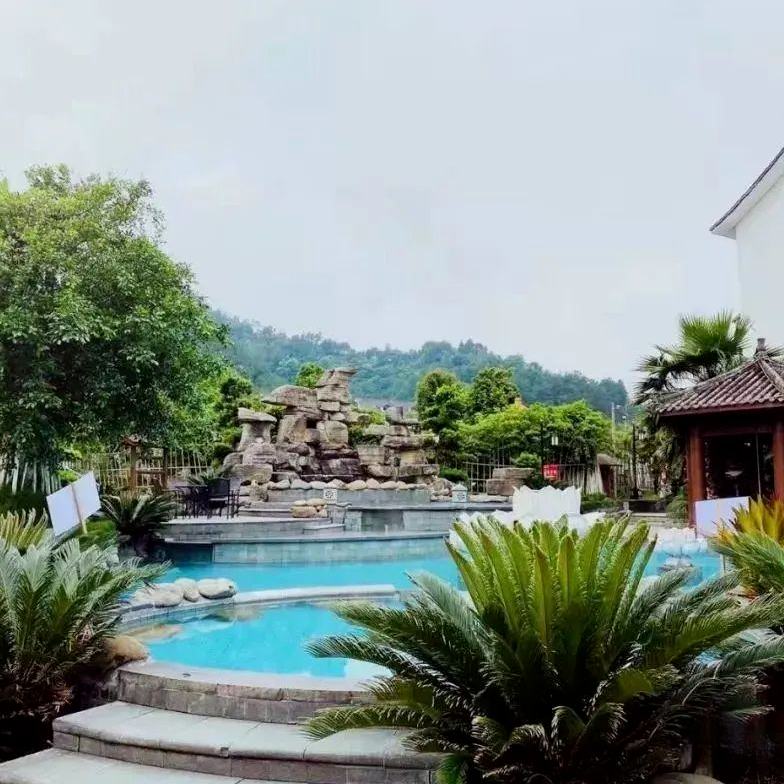 作為地處示范帶關鍵節點的壩黃鎮，354國道、杭瑞高速公路、錦江河穿腹而過，依托近鄰梵凈山（20公里）和貫穿錦江的區位優勢，被定位為推動農文體旅深度融合的重要鄉鎮。