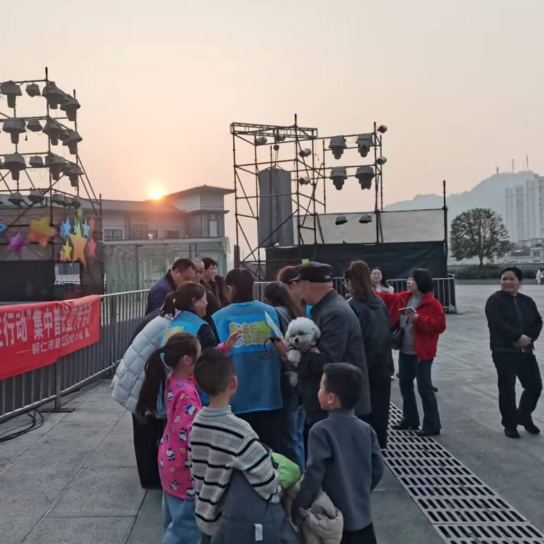 近日，碧江區統計局在團結廣場開展“法治銅仁·平安相伴”主題普法宣傳活動。