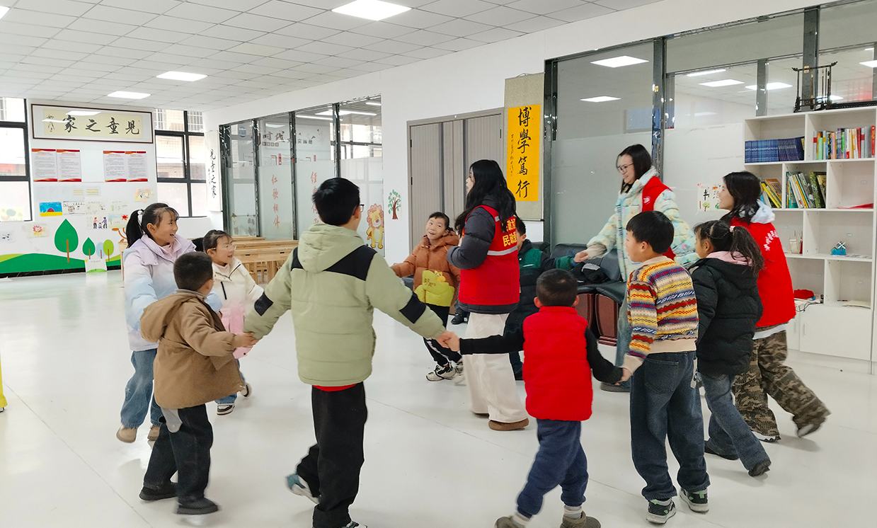 西秀區：暖心托管 關愛成長         1月26日，在西秀區西街街道友誼社區，一場名為“暖心托管 關愛成長”的寒假托管班開班儀式上，孩子們圍坐在一起參與“逛名字園”游戲，歡聲笑語中，彼此從陌生到熟悉。