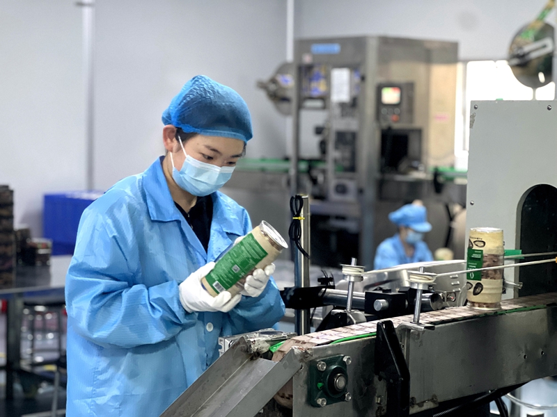 1、員工查看果干成品。江勇 攝