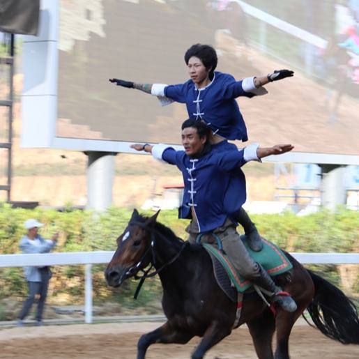 “十四五”以來(lái)，貴州省黔南州三都水族自治縣錨定“世界水族文化旅游目的地”目標(biāo)，以旅游名縣建設(shè)為核心，深度融合文、體、旅資源，在旅、購(gòu)、娛、吃、住、行六大領(lǐng)域發(fā)力，構(gòu)建全域旅游新格局。