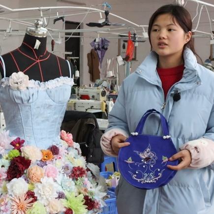 貴州省黔南州三都縣民族中等職業(yè)學(xué)校積極探索辦學(xué)創(chuàng)新路徑，通過(guò)引入企業(yè)資源搭建校內(nèi)實(shí)訓(xùn)平臺(tái)，讓學(xué)生在校園內(nèi)就能沉浸式參與實(shí)操學(xué)習(xí)與崗位實(shí)習(xí)，真正實(shí)現(xiàn)學(xué)習(xí)本領(lǐng)足不出戶。