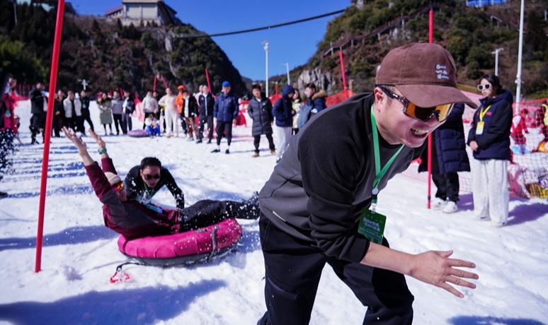 第十二屆全國(guó)大眾冰雪季貴州省冬季冰雪嘉年華活動(dòng)在六盤(pán)水火熱開(kāi)啟