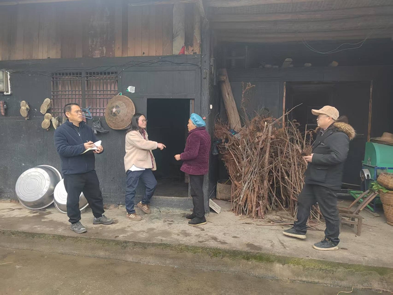 松桃雞爪社區駐村第一書記帶領駐村干部、村干部敲門行動開展消防安全宣傳。