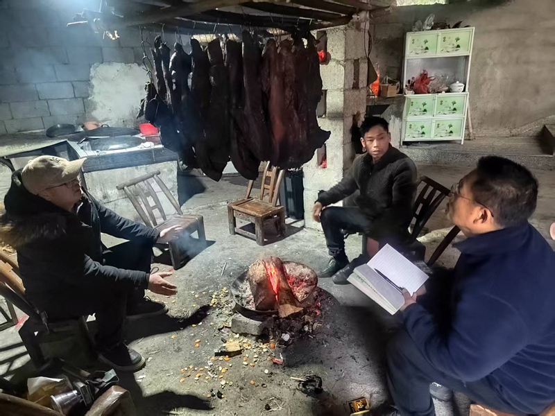 松桃雞爪社區駐村第一書記帶領駐村干部、村干部敲門行動開展安全宣傳。