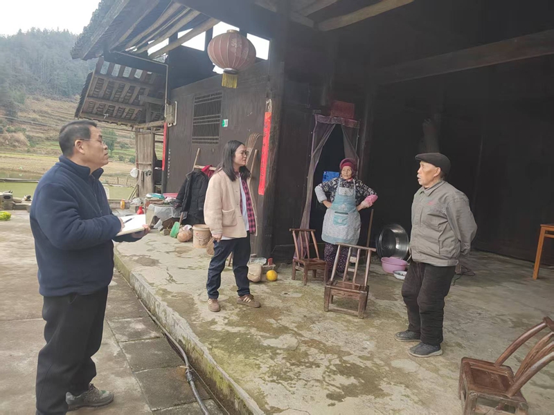 松桃雞爪社區駐村第一書記帶領駐村干部、村干部敲門行動開展消防安全宣傳。