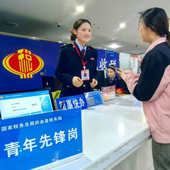 為了引導新辦企業走好合規經營“第一步”，赫章縣稅務局稅務服務專員主動聯系企業負責人“手把手”輔導企業準備相關材料，解決公司面臨發票申領的迫切需求。