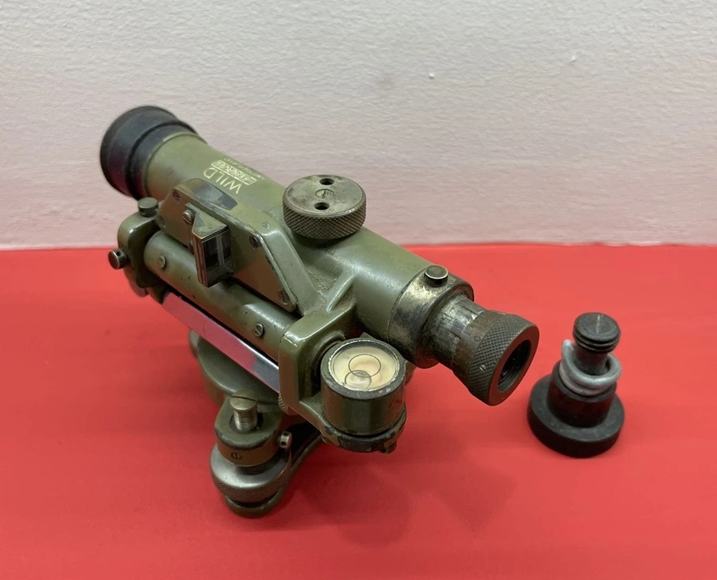 展柜里的水準儀：穿越風雪的精神刻度在興義公路管理局“興路文化展廳”明亮的燈光下，一臺上世紀五十年代的水準儀靜立于展柜中。